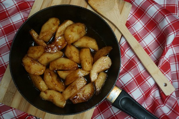 Apples in Butter, Sugar and Cinnamon