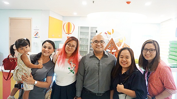 With CEO Raymond Patrick Guico (center) and mom bloggers (L-R) Mommy Nish, Mommy Pehpot, Mommy Lanie and Mommy Mhaan