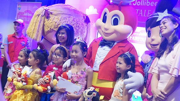 Winners of best princess costumes with Jollibee and celebrity mom Bettina Carlos and daughter Gummy