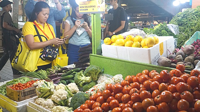With Ate Lerma, a shopperbee of honestbee, buying fresh vegetables from an affiliate store inside Farmers Market Cubao