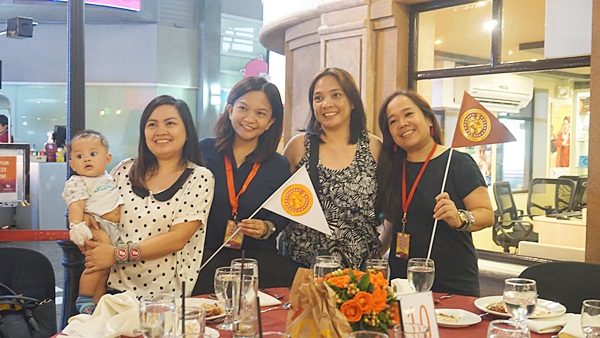 With other mommy bloggers who were at the event - @mrsenerodiaries, @blissfulblooming and @fullyhousewifed 