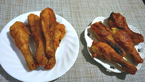 Third batch of chicken fried using 
 (Left) - Jolly Claro Palm Oil (Right) - Another major brand of palm oil.
Chicken fried using Jolly Claro looks cleaner and much more delicious because the oil doesn't get too sticky even if the oil was already used previously. Fried chicken didn't burn easily as Jolly Claro has high smoke point. Jolly Claro is so Oilinamnam.  