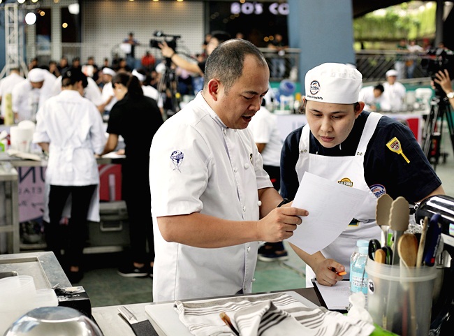 Intensely planning their recipes are Chef Kit Carpio with his mentee
 Grace Baban of Global Culinary and Hospitality Academy.