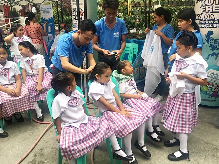 Licealiz team helped a student from Silangan Elementary School in using fine-tooth comb to detach dead lice and nits on her hair minutes after the shampooing.