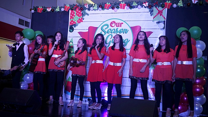 Choral group serenaded shoppers with Christmas songs Robinsons Townville Regalado #OurSeasonOfGiving