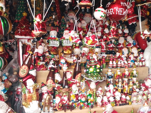 Lots of Christmas tree ornaments, Santa Claus, footmen 
