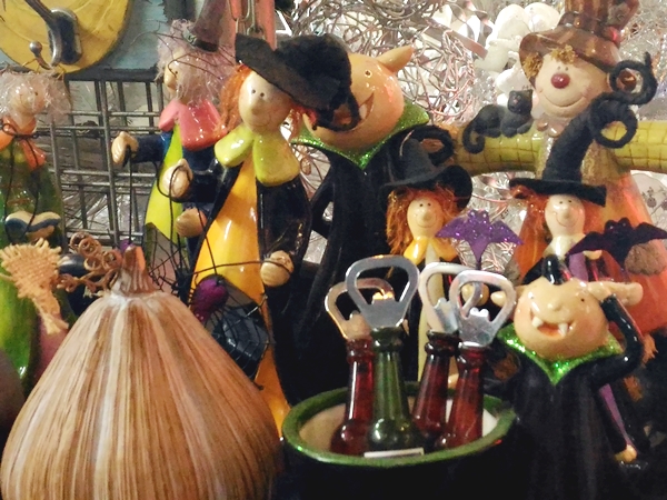 Some stores have stocks of decors in different holiday themes like this Halloween themed set